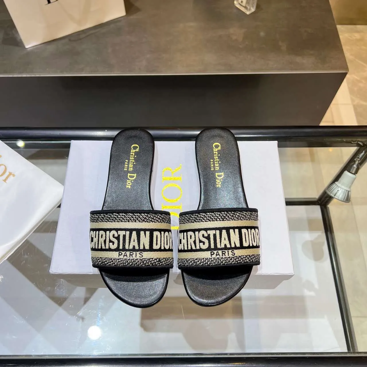👟👟Ex-factory price👟👟Ex-factory price 360👟👟 (Dior) Dior counter new color women's flat slippers.💥 💥 💥 Fashionable and novel. Simple and elegant yet elegant. [Rose] [Rose] [Rose] The original version is developed at 1:1, and the material is the same as the original version. Color. Black. Red. Pink. Blue..., code number 35-40. (41 can be customized)